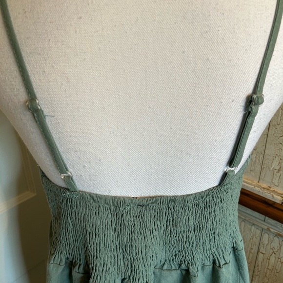 Msquared Green Midi Dress with Elegant Silhouette - Picture 7 of 11